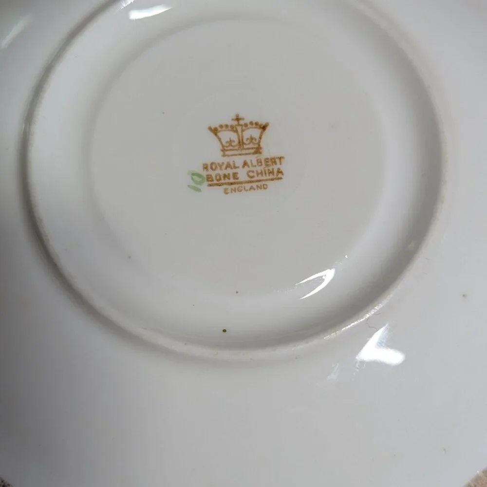 Royal Albert Floral Teacup & Saucer Set - Picture 9 of 11